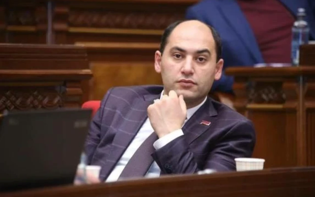 Maskalı şəxslər deputatın evinə basqın ediblər -